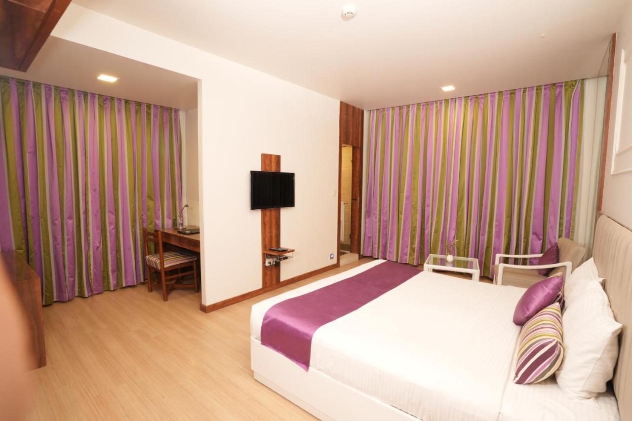 Hotel Hardeo Nagpur Exteriör bild
